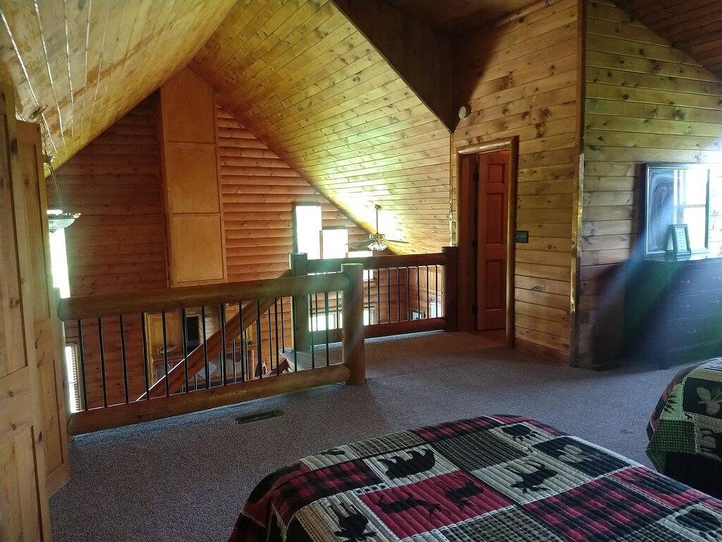 Amazing Log Cabin with Beautiful Views at Apple Canyon Lake in Jo Daviess County