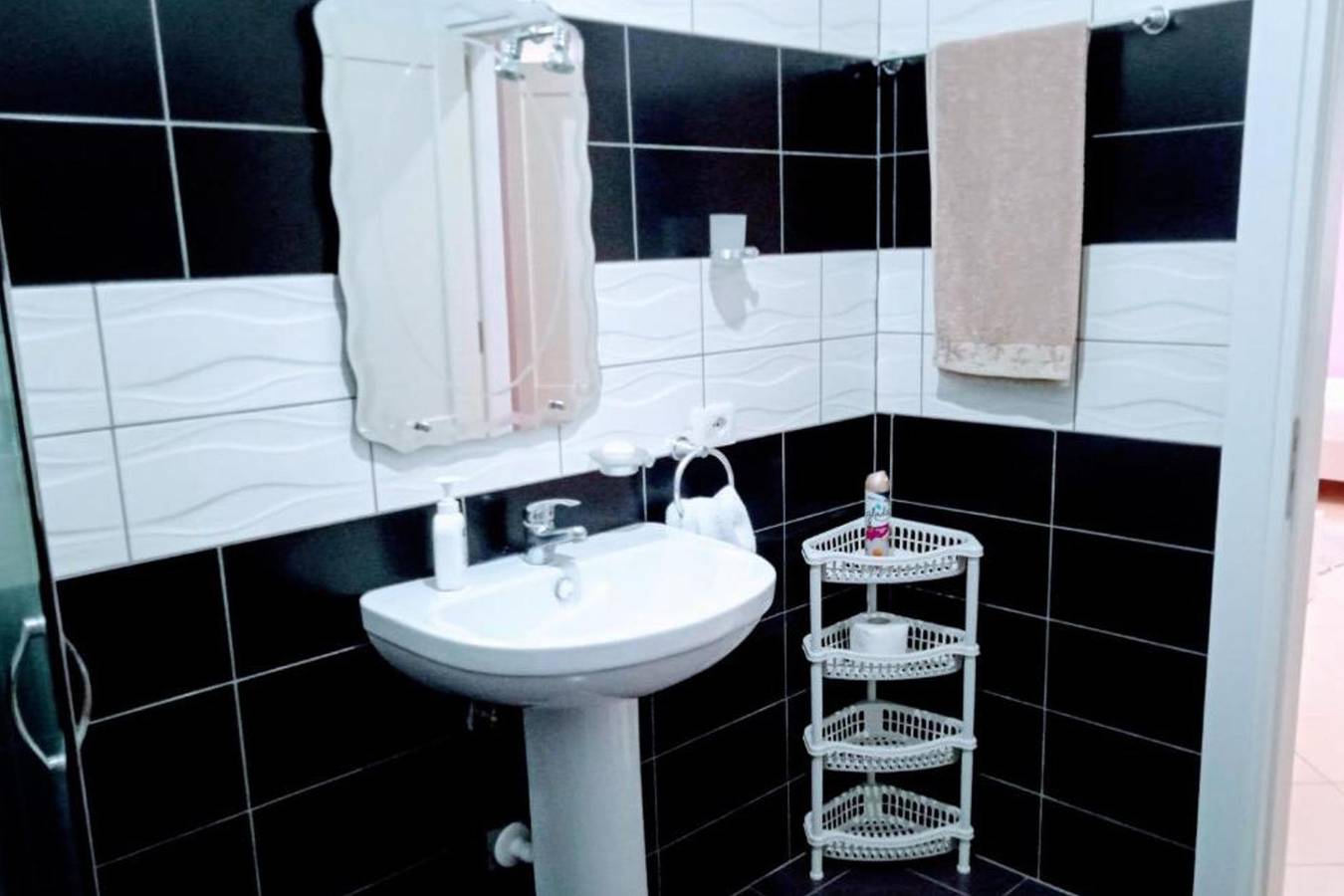 Apartamento vacacional entero, 2 Bed Apt Sleeps 6  -Balcony - 5-Mins from seaside in Vlorë (Ciudad), Vlorë