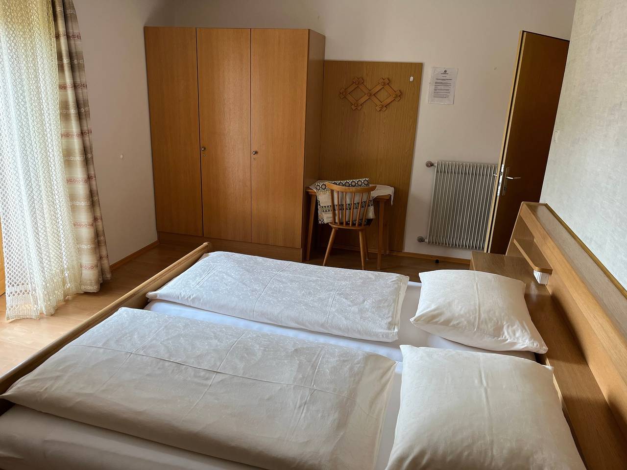 Zimmer 'Nunnenmayr C' mit Bergblick, Gemeinschaftsgarten und Wlan in Dorf Tirol, Texelgruppe