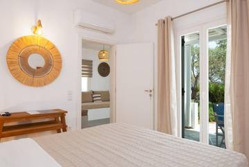 Gîte pour 2 personnes, avec terrasse et vue ainsi que piscine et jardin dans Platis Gialos Sifnos