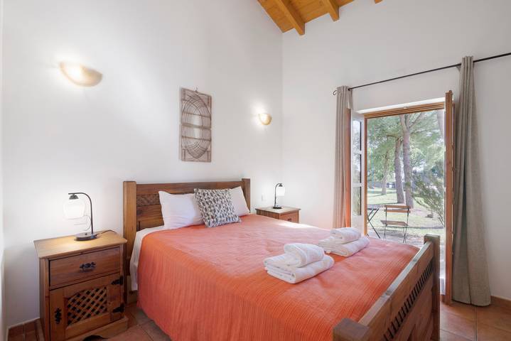 Casa de Campo Vale do Asno-Room 'Quarto 3' with Shared Pool, Wi-Fi and Air Conditioning in Altura, Parque Natural da Ria Formosa