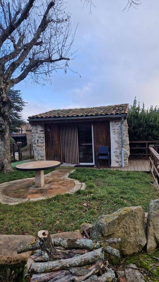 Location de vacances pour 12 personnes, avec vue ainsi que jardin et piscine, animaux acceptés à Silhac - 3