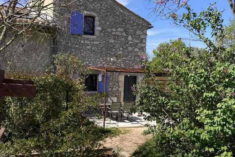 A l'Ombre des Tilleuls, Les Lilas 4-person gîte for rent in quiet village in Lagorce, Ardèche