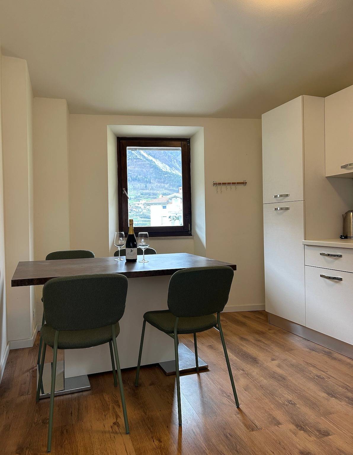Appartamento intero, Agriturismo "Al Gallo Nero Giallo" vicino al Lago di Garda con vista montagna e terrazza in Tenno, Prealpi Gardesane