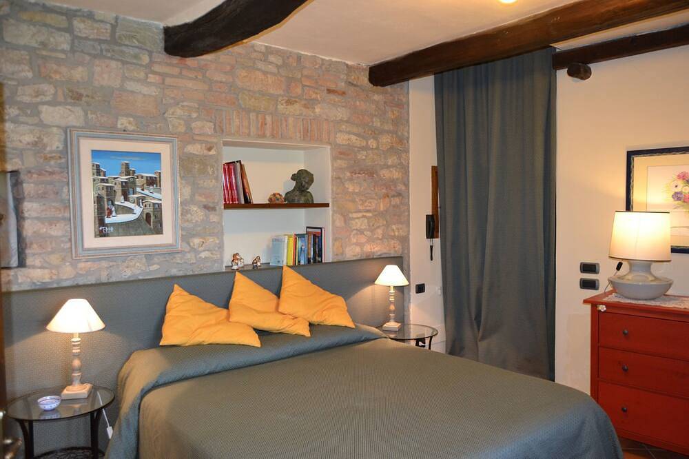 Vacaciones de piedra antigua casa con jardín en el centro y con vistas a Umbría-Toscana in Corciano, Provincia de Perugia