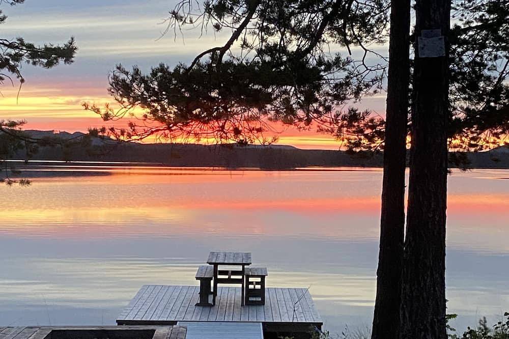 Cozy Forest Cabin by the Lake in Bottenwiek