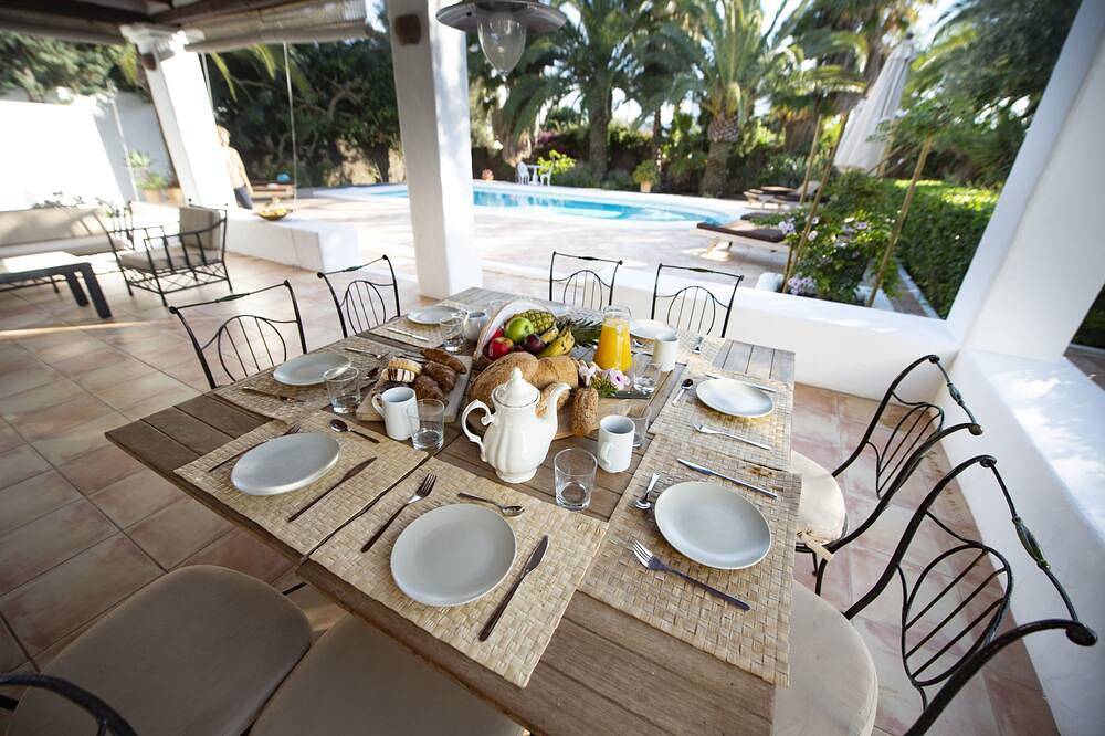 Villa mit privatem Pool und Garten, 5 Minuten zu Fuß zum Strand in Playa d'en Bossa, Ibiza Stadt