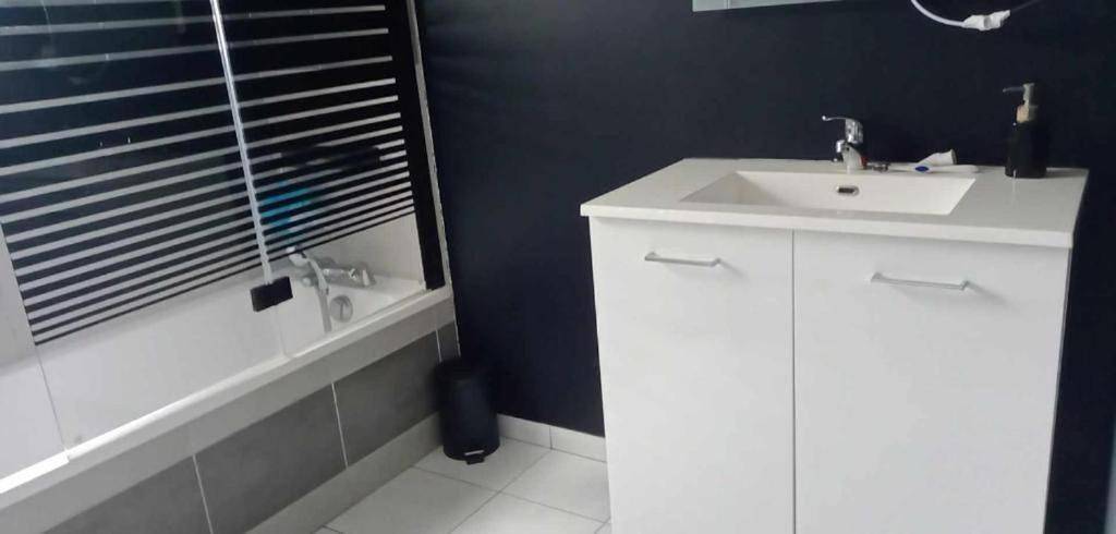Appartement de vacances entier, Double Room with Shared Bathroom in Paimpol, Côte de Goëlo