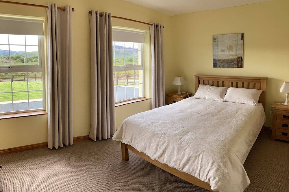 Peaceful with spectacular views of Ring of Kerry on the Wild Atlantic Way,Wifi in Caragh, County Kerry