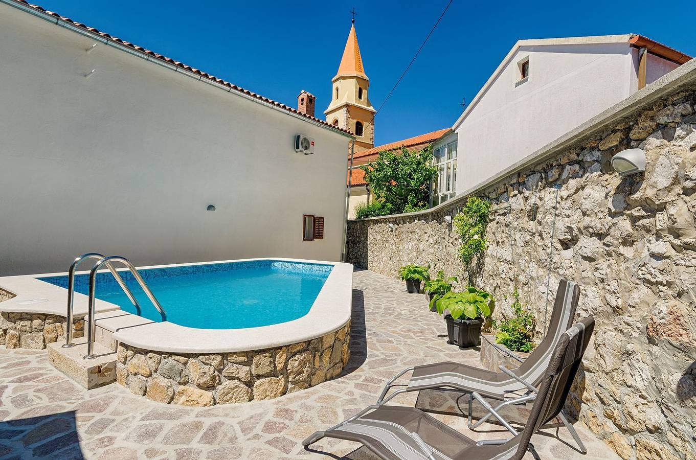 Mediterranes Steinhaus mit grosser Terrasse, Aussendusche, Privatpool, Babybett, Waschmaschine in Grizane, Primorje-Gorski Kotar