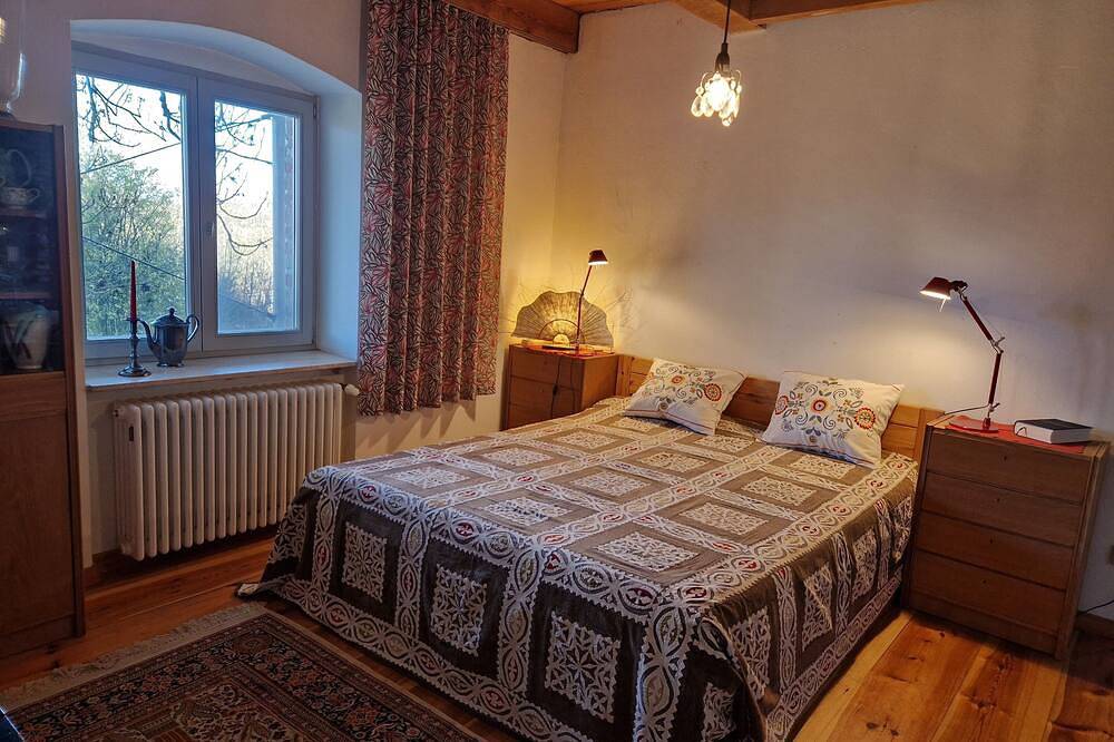 Ganze Wohnung, Gartenwohnung im Landhaus Jakob   bequeme Sofalandschaft vor drehbarem Kaminofen in Fürsterwerder, Nordwestuckermark