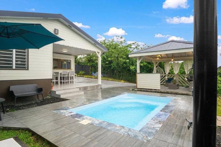 Chalet pour 4 personnes, avec jardin ainsi que piscine et vue, animaux acceptés