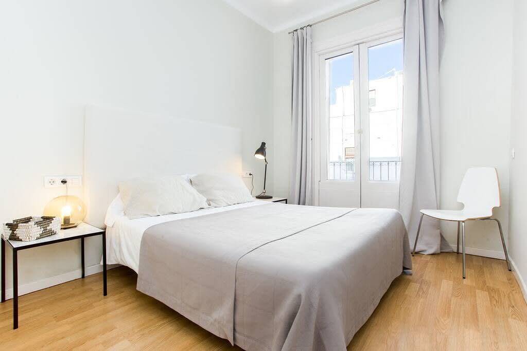 Entire apartment, Centric 3bedroom apart in Las Ramblas in Barcelona Centre, Barcelona