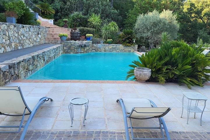 Location de vacances pour 2 personnes, avec terrasse ainsi que piscine et jardin à Le Cannet-des-Maures - 4