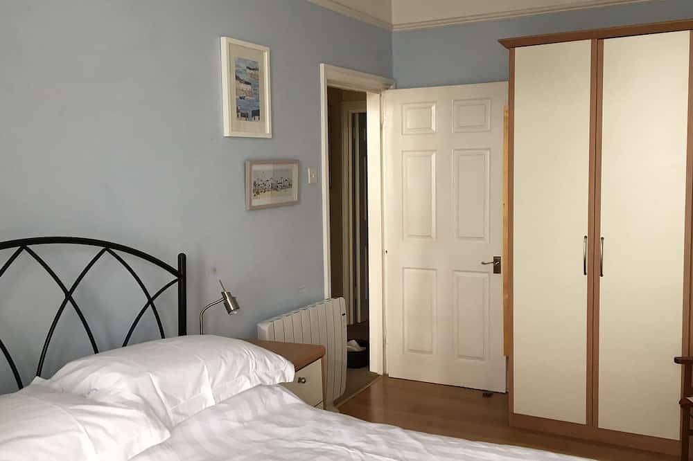 Entire apartment, First floor seaside apartment with balcony and spectacular sea views. in Tywyn, Snowdonia