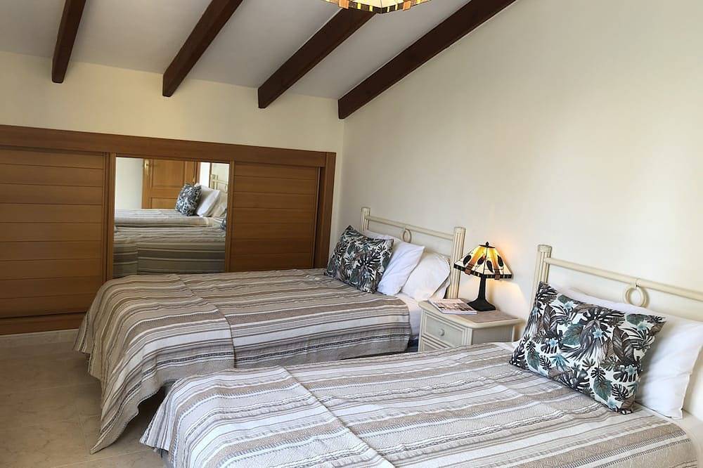 Luxury villa, 5 minutes walk to tennis centre, bars & shops , Hacienda del Golf in La Manga Club, Mar Menor