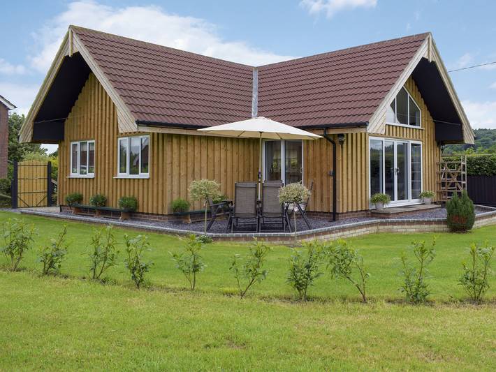 Log cabin for 4 people, with garden in Shropshire