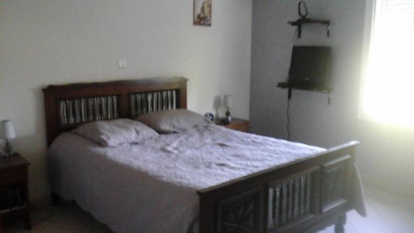 Location de vacances pour 2 personnes, avec vue ainsi que jardin et piscine à Monprimblanc - 2