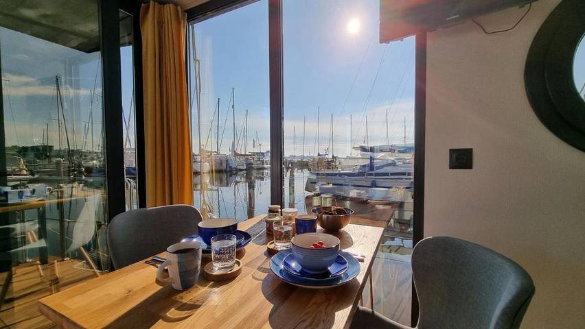 Boot für 2 Personen, mit Terrasse und Seeblick sowie Ausblick in Schleswig
