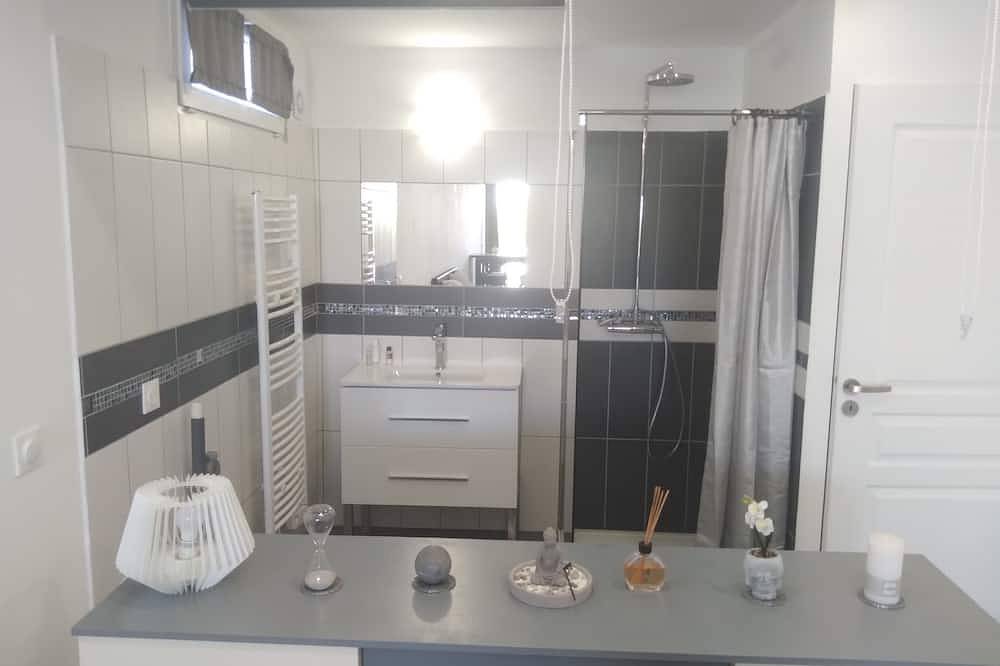 Appartement entier, Charmant studio loft  30m2 refait a neuf terrasse et piscine in Saint-Savournin, Côte méditerranéenne (France)