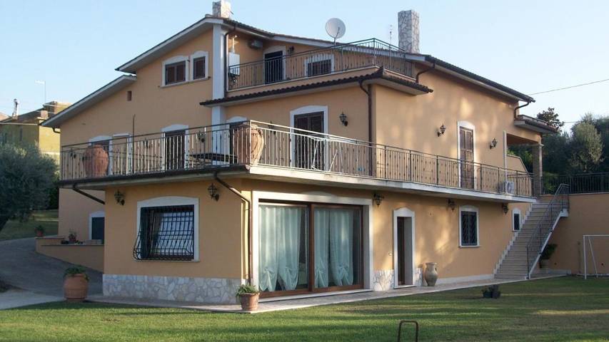 Location de vacances pour 4 personnes, avec vue ainsi que jardin et piscine, animaux acceptés à Fara in Sabina - 3