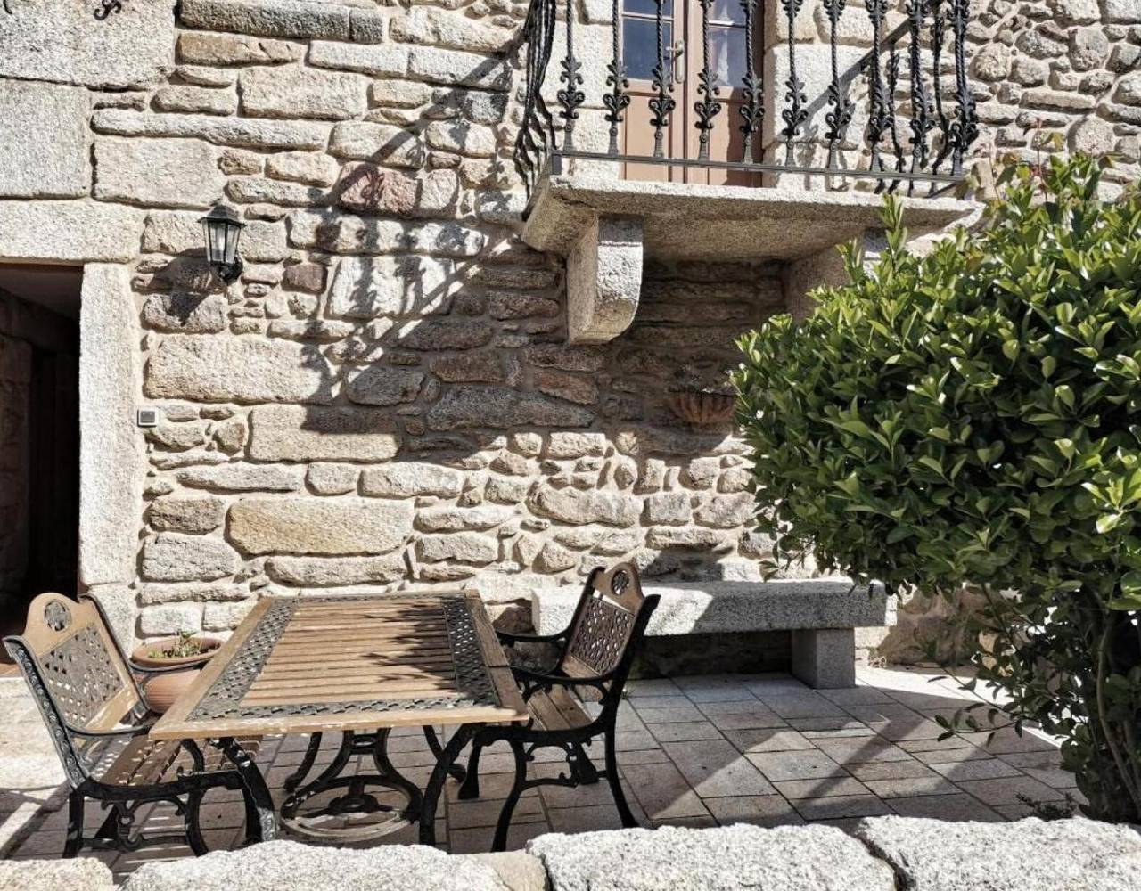 Country House 'Fidalgo' with Mountain View, Private Terrace and Wi-Fi in Vimianzo, Galician Coast