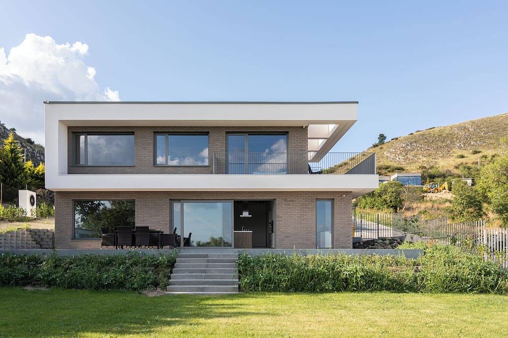 Panoramic Family Retreat w/ Mountain_Hot Tub_ 15-Minute to Budapest Center! in Wudersch, Budakeszi járás