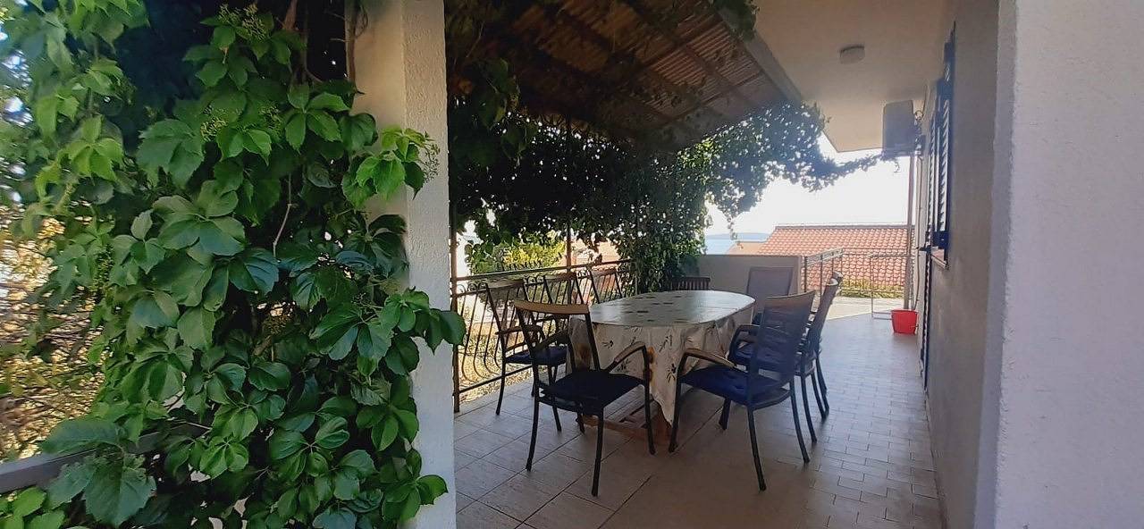 Ganze Wohnung, Ferienwohnung für 9 Personen mit Balkon/Terrasse in Primošten, Šibenik-Knin
