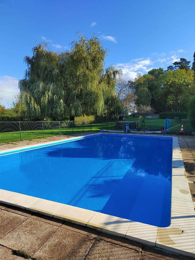 Hôtel pour 2 personnes, avec Terrasse et Jacuzzi ainsi que Jardin et Piscine à Villegusien-le-Lac