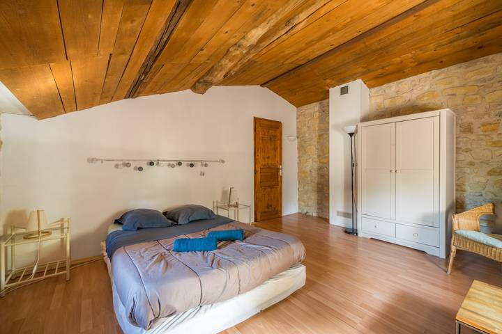 Location de vacances pour 6 personnes, avec piscine ainsi que jardin et balcon à Grospierres - 4
