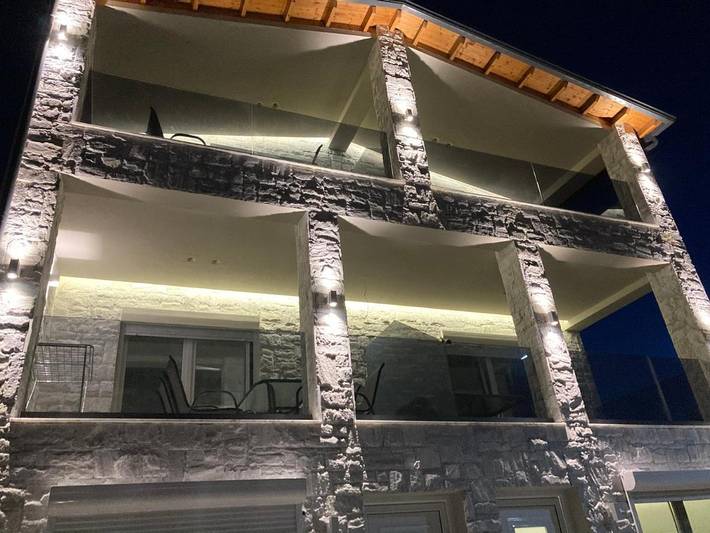 Appart’hôtel pour 5 personnes, avec Balcon et Jacuzzi ainsi que Terrasse et Jardin