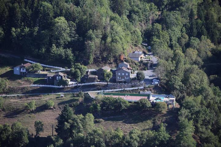 Location de vacances pour 6 personnes, avec jardin ainsi que vue et piscine à Lacrouzette - 4