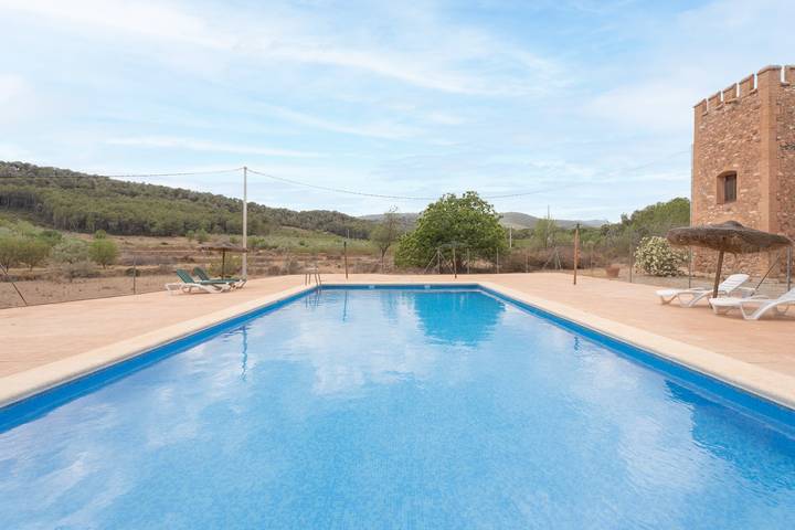 Apartamento entero, Apartamento 'Blanca' con vistas a la montaña, piscina y jardín compartidos in Altura (España), Provincia de Castellón