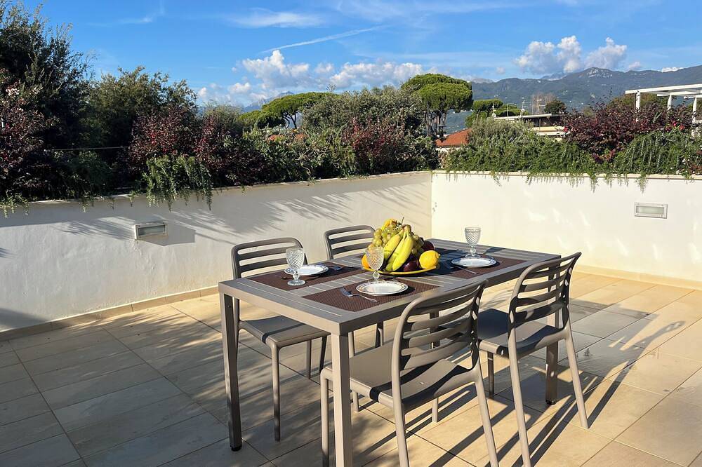 Appartamento intero, Casa Iris, wonderful terrace close to the seaside in Lido di Camaiore, Riviera Toscana