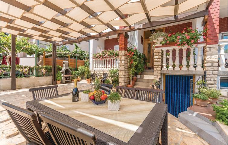 Ferienwohnung für 7 Personen, mit Terrasse in Biograd na Moru