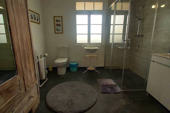 Charming three bedroom cottage with a pretty garden and free private parking in Estreito da Calheta, Île de Madère
