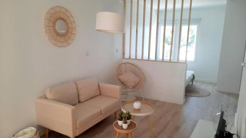 Location de vacances pour 2 personnes, avec piscine et vue ainsi que jardin et balcon à Bessan - 2