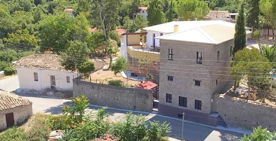 Gîte pour 8 personnes, avec Terrasse ainsi que Jardin et Vue dans Ροδιά