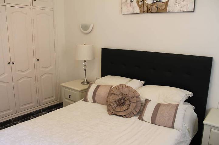 Appartement entier, Superbe appartement avec vue imprenable sur la mer et la falaise, 2 terrasses et wifi gratuit. in Playa de los Guíos, Santiago del Teide