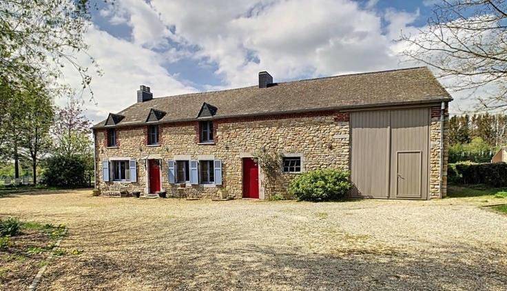 Chambre d’hôte pour 4 personnes, avec Terrasse et Jardin ainsi que Bassin pour enfant et Piscine à Momignies