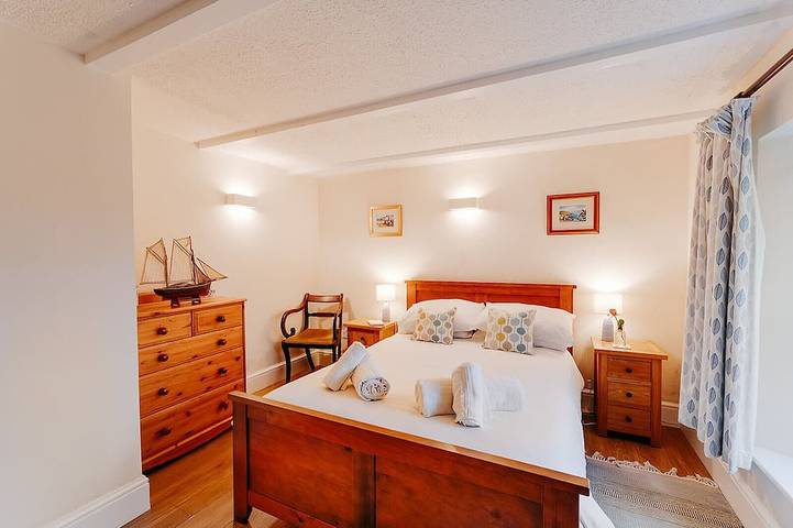 Cosy cottage - 10 minute walk to West Angle Bay in Pembrokeshire