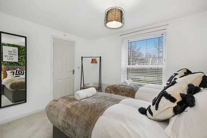 Ganze Wohnung, Stylish 2 Bedroom 2 Bathroom Apartment • Great Location • Free Parking • Fast WiFi • Yoko Property in Milton Keynes, Südostengland