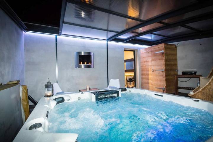 Chambre d’hôte pour 2 personnes, avec Jacuzzi et Terrasse ainsi que Jardin et Piscine