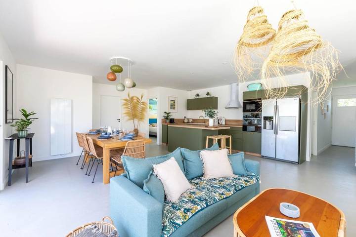 Location de vacances pour 10 personnes, avec jardin et piscine, adapté aux familles dans Plage Du Gros Jonc Le Bois Plage En Re - 3