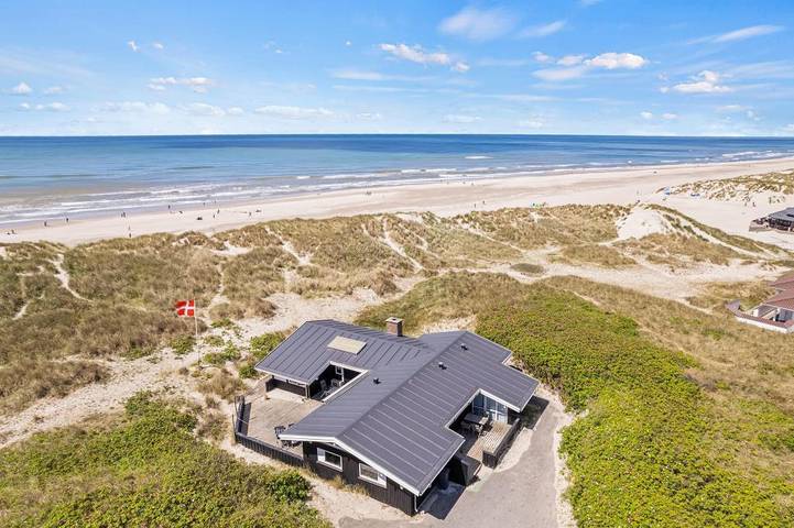 Villa for 6 personer, med Balkon/Terrasse og Jacuzzi såvel som Terrasse og Sauna i Henne
