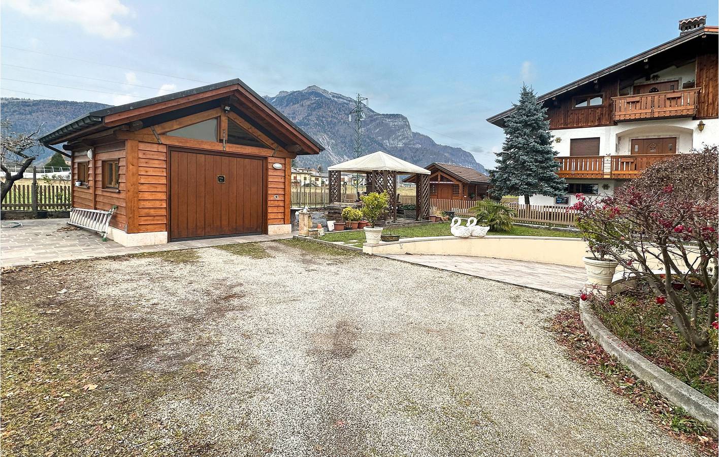 Geheel vakantieappartement, Prachtig appartement van 100 m²: Uitzicht op stad & rivier, parkeerplaats, keuken & internet in Sovramonte, Cimonega Groep