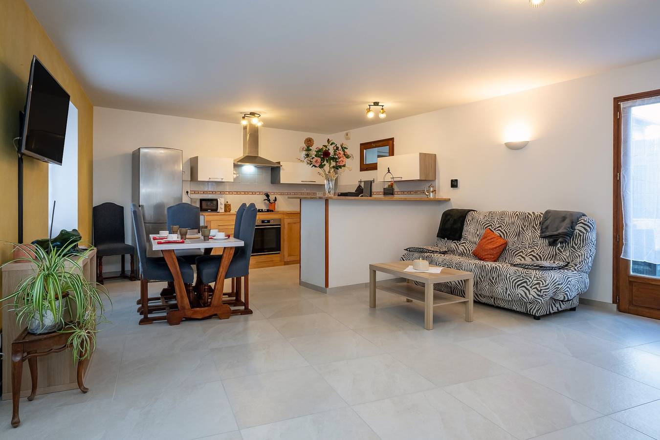 Apartment 'Chez Lulu' in Brézins, 7 guests, 2 bedrooms in Brézins, Isère