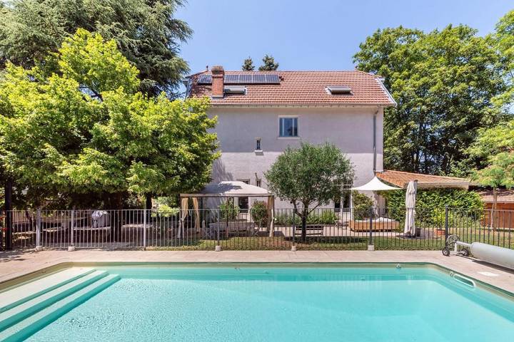 Location de vacances pour 12 personnes, avec piscine et jardin à Tassin-la-Demi-Lune - 4