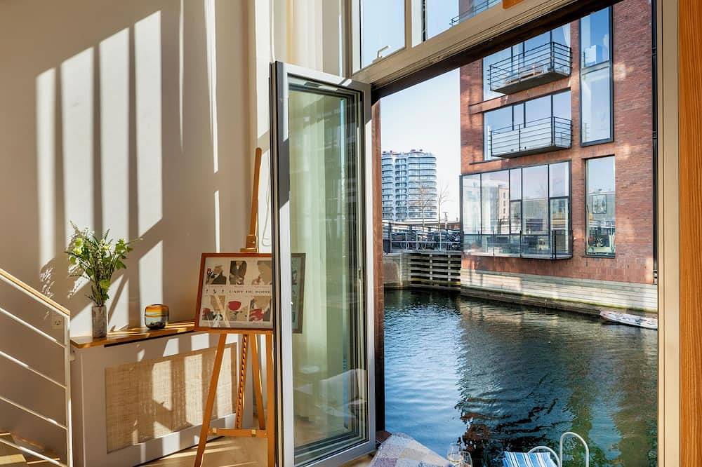 Design canal house directly on the water with private floating terrace in Hovedstaden