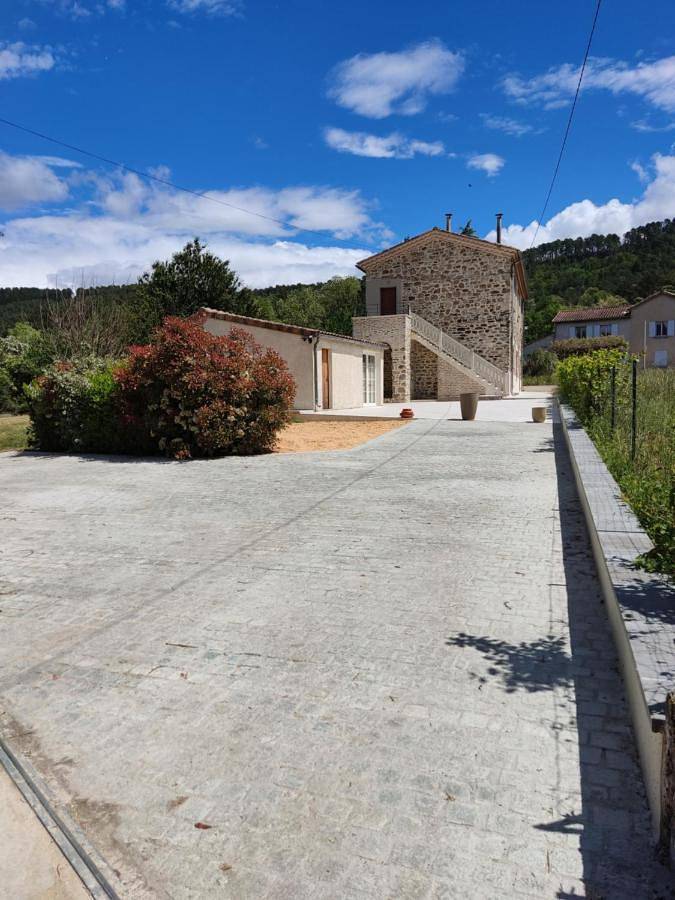 Gîte pour 8 personnes, avec piscine ainsi que jardin et terrasse, animaux acceptés à Gagnières - 3